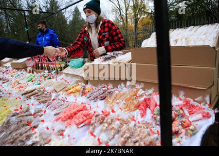 ©Kamila Stepien / le Pictorium/MAXPPP - Kamila Stepien / le Pictorium - 1/11/2020 - Poologne / Varsovie - en Poologne les cimetieres sont fermes du 31 octobre au 2 novembre includes. La decision a ete annoncee par le Premier ministre Mateusz Morawiecki le jeudi 30 octobre en raison du nombre croissant d'infections a coronavirus. / 1/11/2020 - Polonia / Varsavia - in Polonia, i cimiteri sono chiusi dal 31 ottobre al 2 novembre compresi. La decisione è stata annunciata dal primo ministro Mateusz Morawiecki giovedì 30 ottobre a causa del crescente numero di infezioni da coronavirus. Foto Stock