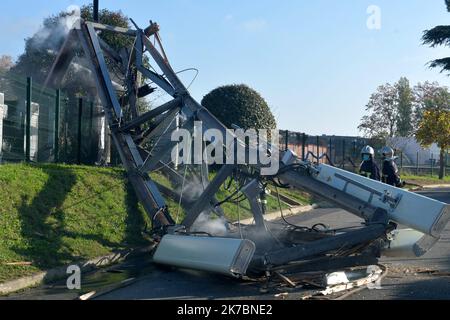 ©PHOTOPQR/LA DEPECHE DU MIDI/NATHALIE SAINT-AFFRE ; TOULOUSE ; 02/11/2020 ; DDM- NATHALIE SAINT AFFRE UNE ANTENNE 5G DETRUITE SUITE A UN PROBLEME ELECTRIQUE A RANGUEIL - 2020/11/02. Tolosa: Un relè 5G antenna bruciato di notte Foto Stock