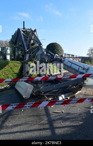 ©PHOTOPQR/LA DEPECHE DU MIDI/NATHALIE SAINT-AFFRE ; TOULOUSE ; 02/11/2020 ; DDM- NATHALIE SAINT AFFRE UNE ANTENNE 5G DETRUITE SUITE A UN PROBLEME ELECTRIQUE A RANGUEIL - 2020/11/02. Tolosa: Un relè 5G antenna bruciato di notte Foto Stock