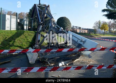 ©PHOTOPQR/LA DEPECHE DU MIDI/NATHALIE SAINT-AFFRE ; TOULOUSE ; 02/11/2020 ; DDM- NATHALIE SAINT AFFRE UNE ANTENNE 5G DETRUITE SUITE A UN PROBLEME ELECTRIQUE A RANGUEIL - 2020/11/02. Tolosa: Un relè 5G antenna bruciato di notte Foto Stock