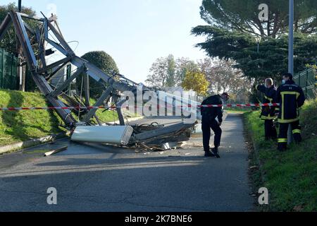 ©PHOTOPQR/LA DEPECHE DU MIDI/NATHALIE SAINT-AFFRE ; TOULOUSE ; 02/11/2020 ; DDM- NATHALIE SAINT AFFRE UNE ANTENNE 5G DETRUITE SUITE A UN PROBLEME ELECTRIQUE A RANGUEIL - 2020/11/02. Tolosa: Un relè 5G antenna bruciato di notte Foto Stock