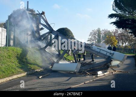 ©PHOTOPQR/LA DEPECHE DU MIDI/NATHALIE SAINT-AFFRE ; TOULOUSE ; 02/11/2020 ; DDM- NATHALIE SAINT AFFRE UNE ANTENNE 5G DETRUITE SUITE A UN PROBLEME ELECTRIQUE A RANGUEIL - 2020/11/02. Tolosa: Un relè 5G antenna bruciato di notte Foto Stock