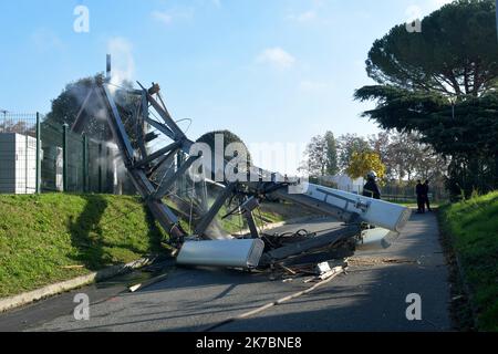 ©PHOTOPQR/LA DEPECHE DU MIDI/NATHALIE SAINT-AFFRE ; TOULOUSE ; 02/11/2020 ; DDM- NATHALIE SAINT AFFRE UNE ANTENNE 5G DETRUITE SUITE A UN PROBLEME ELECTRIQUE A RANGUEIL - 2020/11/02. Tolosa: Un relè 5G antenna bruciato di notte Foto Stock