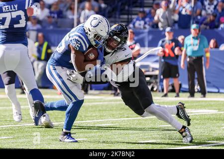 Indianapolis, Indiana, Stati Uniti. 16th Ott 2022. Indianapolis Colts che fa arretrare Deon Jackson (35) è affrontata dalla sicurezza dei Jacksonville Jaguars Andre Cisco (5) durante la partita tra i Jacksonville Jaguars e gli Indianapolis Colts al Lucas Oil Stadium, Indianapolis, Indiana. (Credit Image: © Scott Stuart/ZUMA Press Wire) Foto Stock