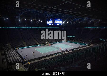 Aurelien Morissard / IP3; Paris, France le 2 novembre 2020 - ambiance lors du Premier tour de match de tennis en masculin au Premier jour du tournoi de tennis en salle ATP World Tour Masters 1000 - Paris Masters (Paris Bercy) - a l Arena AccorHotels. Atmosfera durante la prima partita di tennis maschile del 1° giorno all'ATP World Tour Masters 1000 - Paris Masters (Paris Bercy) - torneo di tennis al coperto all'AccorHotels Arena di Parigi il 2 novembre 2020. Foto Stock