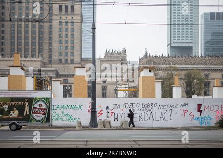 ©Kamila Stepien / le Pictorium/MAXPPP - Kamila Stepien / le Pictorium - 31/10/2020 - Poologne / Varsovie - Des gravitis realizza pour protester contre les lois Plus strictes sur l'avortement en Poologne devant le Palais de la Culture et de la Science a Varsovie. / 31/10/2020 - Polonia / Varsavia - Graffiti ha protestato contro le più severe leggi polacche sull'aborto di fronte al Palazzo della Cultura e della Scienza di Varsavia. Foto Stock