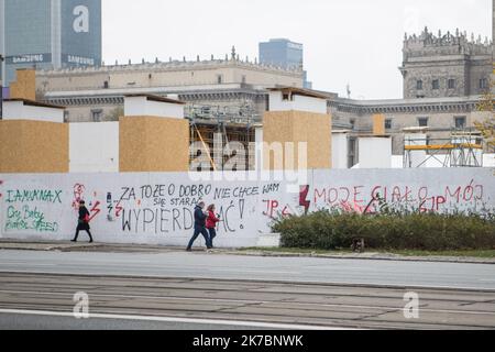 ©Kamila Stepien / le Pictorium/MAXPPP - Kamila Stepien / le Pictorium - 31/10/2020 - Poologne / Varsovie - Des gravitis realizza pour protester contre les lois Plus strictes sur l'avortement en Poologne devant le Palais de la Culture et de la Science a Varsovie. / 31/10/2020 - Polonia / Varsavia - Graffiti ha protestato contro le più severe leggi polacche sull'aborto di fronte al Palazzo della Cultura e della Scienza di Varsavia. Foto Stock