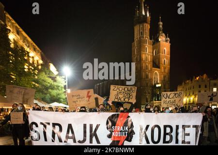 ©Kamila Stepien / le Pictorium/MAXPPP - Kamila Stepien / le Pictorium - 1/11/2020 - Poologne / Varsovie - une marche pour protester contre les lois Plus strictes sur l'avortement en Poologne organisee par Strajk Kobiet (Les Femmes en Greve). / 1/11/2020 - Polonia / Varsavia - Una marcia per protestare contro le più severe leggi sull'aborto in Polonia organizzata da Strajk Kobiet (Donne in sciopero). Foto Stock