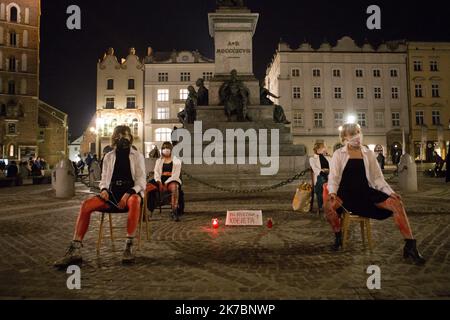 ©Kamila Stepien / le Pictorium/MAXPPP - Kamila Stepien / le Pictorium - 1/11/2020 - Poologne / Varsovie - un sit-in realize par des membres du Strajk Kobiet (Les Femmes en Greve) pour protester contre les lois Plus strictes sur l'avortement en Poologne. / 1/11/2020 - Polonia / Varsavia - Un sit-in dei membri dello Strajk Kobiet (Donne in sciopero) per protestare contro le leggi più severe sull'aborto in Polonia. Foto Stock