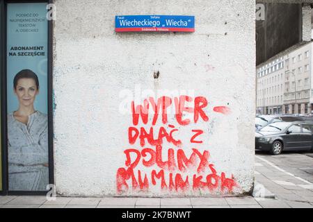 ©Kamila Stepien / le Pictorium/MAXPPP - Kamila Stepien / le Pictorium - 31/10/2020 - Poologne / Varsovie - 'Cassez-vous de la vallee des momies' un graffiti realizzare pour protester contre les lois Plus strictes sur l'avortement en Poologne. / 31/10/2020 - Polonia / Varsavia - 'rompere la Valle delle Mummie' un graffito creato per protestare contro le più severe leggi sull'aborto in Polonia. Foto Stock