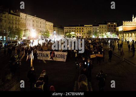 ©Kamila Stepien / le Pictorium/MAXPPP - Kamila Stepien / le Pictorium - 1/11/2020 - Poologne / Varsovie - une marche pour protester contre les lois Plus strictes sur l'avortement en Poologne organisee par Strajk Kobiet (Les Femmes en Greve). / 1/11/2020 - Polonia / Varsavia - Una marcia per protestare contro le più severe leggi sull'aborto in Polonia organizzata da Strajk Kobiet (Donne in sciopero). Foto Stock