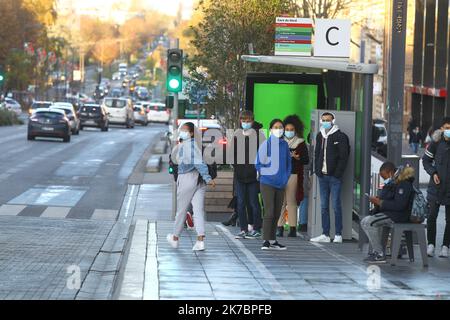 ©PHOTOPQR/LE COURRIER PICARD/Fred HASLIN ; Amiens ; 03/11/2020 ; 03/11/20 Ambiance Confinement 2 arret de bus gare SNCF Photo Fred HASLIN - Francia, 03 novembre 2020 - nuovo blocco contro la pandemia del Covid-19, fino a dicembre 1st 2020 Foto Stock