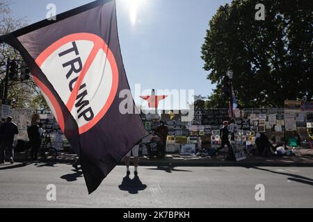 ©PHOTOPQR/LE PARISIEN/Philippe de Poulpiquet ; Washington ; 03/11/2020 ; Washington DC (USA) le 03 novembre 2020. Manifesation contre Donald Trump devant les grilles de la Maison Blanche alors que des millions d'américains sont appelés à voter pour élire le nouveau président américain ce mardi. Les bureaux de vote comme ont ouvert mardi à washigton pour le scrutin présidentiel américain. Washington, USA, 3rd 2020 novembre - elezioni presidenziali USA del 2020. Protesta anti-urto Foto Stock