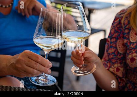 Bere txakoli o Chacolí vino bianco leggermente frizzante molto secco prodotto nei Paesi Baschi spagnoli, servito nel ristorante di Getaria pescatore Foto Stock