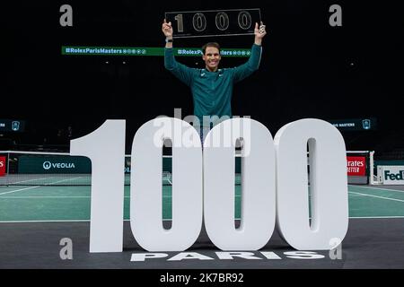 Aurelien Morissard / IP3; Paris, France le 4 novembre 2020 - l'Espagnol Rafael NADAL signe sa 1000eme victoire sur le Circuit ATP. Rafael NADAL di Spagna firma la sua vittoria 1000th sul circuito professionale ATP, a Parigi il 4 novembre 2020. Foto Stock