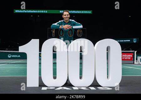 Aurelien Morissard / IP3; Paris, France le 4 novembre 2020 - l'Espagnol Rafael NADAL signe sa 1000eme victoire sur le Circuit ATP. Rafael NADAL di Spagna firma la sua vittoria 1000th sul circuito professionale ATP, a Parigi il 4 novembre 2020. Foto Stock