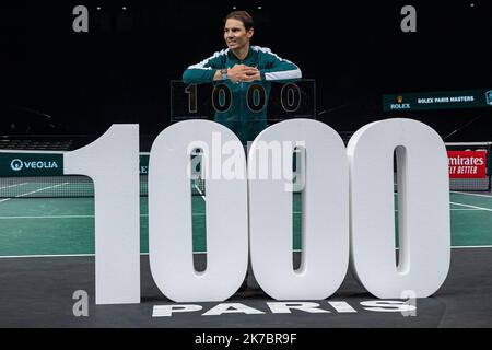 Aurelien Morissard / IP3; Paris, France le 4 novembre 2020 - l'Espagnol Rafael NADAL signe sa 1000eme victoire sur le Circuit ATP. Rafael NADAL di Spagna firma la sua vittoria 1000th sul circuito professionale ATP, a Parigi il 4 novembre 2020. Foto Stock