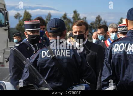 ©PHOTOPQR/l'INDEPENDANT/Michel CLEMENTZ ; Perpignan 05/11/2020 Emmanuel Macron au Perthus ce jeudi annonce le doublement des Forces de sécurité à la frontière Emmanuel Macron durante una visita al confine tra la Francia e la Spagna, Annunciare che il numero delle guardie di frontiera sarebbe raddoppiato "a causa del peggioramento della minaccia” del terrorismo, a le Perthus, in Francia, il 5 novembre 2020. Foto Stock