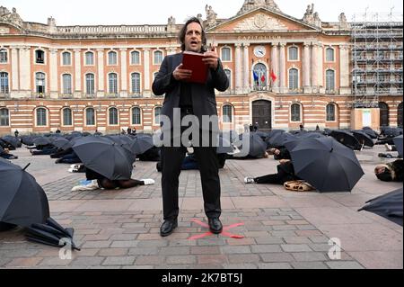 ©DENISE ROSSANO/MAXPPP - MAXPPP/DENISE ROSSANO LE 06/11/2020 OMAR HASSAN. Plusieurs centaines de personnes du monde spectacle de la communication et de la restauration et des metiers indépendants ont manifestaient sur la place du Capitole de Toulouse pour dénoncer les conditions de la gestion de la crise sanitaire dans leur metier respectif. - Tolosa, Francia, novembre 6th 2020 - diverse centinaia di persone provenienti dal mondo dello spettacolo della comunicazione e della ristorazione e dei commerci indipendenti hanno dimostrato sulla Place du Capitole di Tolosa di denunciare le condizioni per la gestione della crisi sanitaria nella loro re Foto Stock