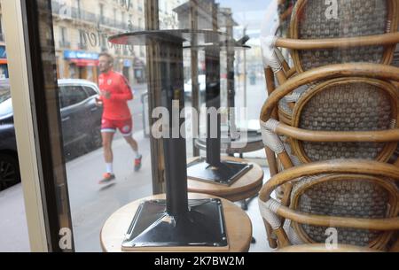 ©PHOTOPQR/LE PARISIEN/Aurelie LADET ; ; 07/11/2020 ; Quartier de l'Opéra, à Paris (9e). La plupart des boutiques, des ristoranti et bars ont baissé le rideau pour ce deuxième confino. Certains ont opté pour le click and Collect et la vente à empporter. Illustrazione ristoranti, fermeture, confino, parigi, coronavirus, magasins, commerci - Francia, 07 novembre 2020 - nuovo blocco contro la diffusione pandemica del covid-19, fino a dicembre 1st 2020 Foto Stock