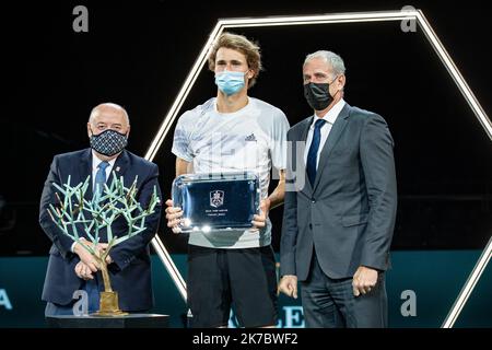 Aurelien Morissard / IP3; Paris, France le 8 novembre 2020 - L Allemand Alexander ZVEREV perd en finale de tennis en masculin du tournoi de tennis en salle ATP World Tour Masters 1000 - Paris Masters (Paris Bercy) - a l Arena AccorHotels. Alexander ZVEREV si appresta la finale maschile al torneo ATP World Tour Masters 1000 - Paris Masters (Paris Bercy) - tennis al coperto presso l'AccorHotels Arena di Parigi il 8 novembre 2020. Foto Stock