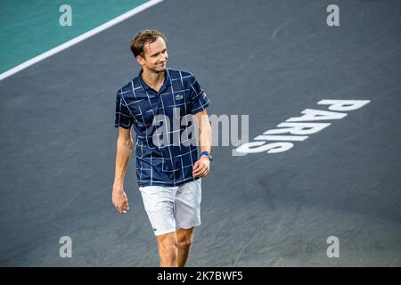 Aurelien Morissard / IP3; Paris, France le 8 novembre 2020 - le russe Daniil MEDVEDEV reportte la finale de tennis en masculin du tournoi de tennis en salle ATP World Tour Masters 1000 - Paris Masters (Paris Bercy) - a l Arena AccorHotels. Daniil MEDVEDEV di Russia vince la finale maschile al torneo ATP World Tour Masters 1000 - Paris Masters (Paris Bercy) - tennis al coperto presso l'AccorHotels Arena di Parigi il 8 novembre 2020. Foto Stock