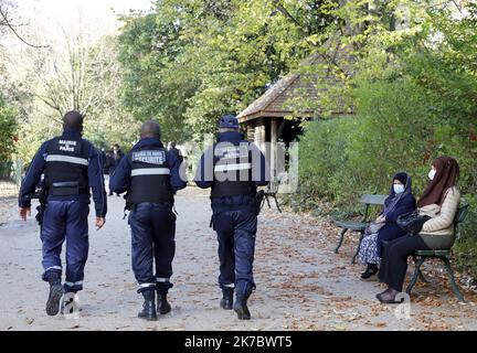 ©PHOTOPQR/LE PARISIEN/Delphine Goldsztejn ; PARIGI ; 09/11/2020 ; Parc des Buttes-Chaumont. 1 Rue Botzaris, 75019 Paris Des Agents de la mairie de Paris et du service de sécurité de la Ville sont mobilisés pour veiller à faire respecter les règles du Confinement. 09/11/2020 Foto : Delphine Goldsztejn FRANCIA PARIGI Lockdown Novemer 9 2020 Foto Stock