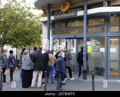 ©PHOTOPQR/LE PARISIEN/Delphine Goldsztejn ; PARIS ; 09/11/2020 ; la vie quotidienne sous Confinement file d'ente à la poste la poste, 10 Avenue de Laumière, 75019 Paris 09/11/2020 Photo : Delphine Goldsztejn FRANCE PARIS Lockdown Novemer 9 2020 Foto Stock