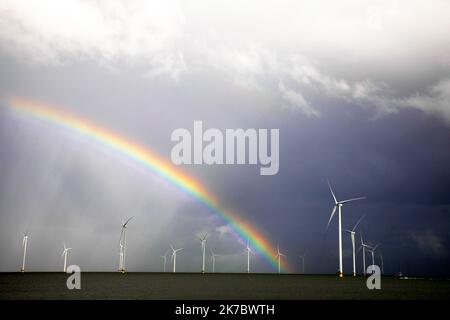 Turbine eoliche e un arcobaleno a Ijsselmeer, Olanda Foto Stock