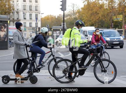 ©PHOTOPQR/LE PARISIEN/Delphine Goldsztejn ; PARIS ; 09/11/2020 ; la vie quotidienne sous Confinement Vélos, trottinettes Place de la Bastille 09/11/2020 Photo : Delphine Goldsztejn FRANCE PARIS Lockdown Novemer 9 2020 Foto Stock