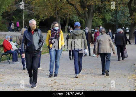 ©PHOTOPQR/LE PARISIEN/Delphine Goldsztejn ; PARIGI ; 09/11/2020 ; Parc des Buttes-Chaumont. 1 Rue Botzaris, 75019 Paris Sujet : RESPECT ou non des règles de Confinement au parc des Buttes-Chaumont. 09/11/2020 Foto : Delphine Goldsztejn FRANCIA PARIGI Lockdown Novemer 9 2020 Foto Stock