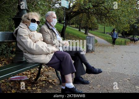 ©PHOTOPQR/LE PARISIEN/Delphine Goldsztejn ; PARIGI ; 09/11/2020 ; Parc des Buttes-Chaumont. 1 Rue Botzaris, 75019 Paris Personnes âgées au Parc des Buttes-Chaumont. 09/11/2020 Foto : Delphine Goldsztejn FRANCIA PARIGI Lockdown Novemer 9 2020 Foto Stock