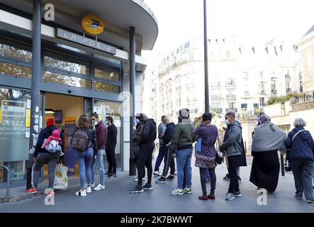 ©PHOTOPQR/LE PARISIEN/Delphine Goldsztejn ; PARIS ; 09/11/2020 ; la vie quotidienne sous Confinement file d'ente à la poste la poste, 10 Avenue de Laumière, 75019 Paris 09/11/2020 Photo : Delphine Goldsztejn FRANCE PARIS Lockdown Novemer 9 2020 Foto Stock