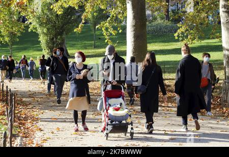 ©PHOTOPQR/LE PARISIEN/Delphine Goldsztejn ; PARIGI ; 09/11/2020 ; Parc des Buttes-Chaumont. 1 Rue Botzaris, 75019 Paris Sujet : RESPECT ou non desnrègles de Confinement au parc des Buttes-Chaumont. 09/11/2020 Foto : Delphine Goldsztejn FRANCIA PARIGI Lockdown Novemer 9 2020 Foto Stock