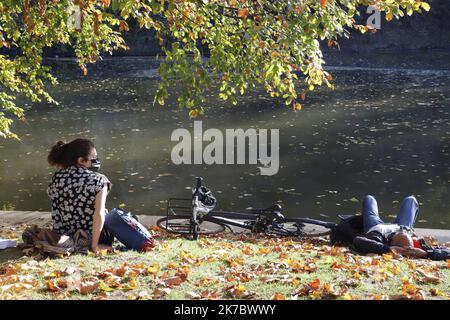 ©PHOTOPQR/LE PARISIEN/Delphine Goldsztejn ; PARIGI ; 09/11/2020 ; Parc des Buttes-Chaumont. 1 Rue Botzaris, 75019 Paris Sujet : RESPECT ou non desnrègles de Confinement au parc des Buttes-Chaumont. 09/11/2020 Foto : Delphine Goldsztejn FRANCIA PARIGI Lockdown Novemer 9 2020 Foto Stock