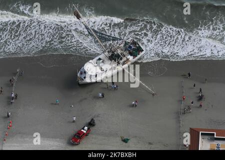 Carolina del Sud Gov. Henry McMaster visita le zone costiere della Carolina del Sud più colpite dall'uragano Ian a bordo di un elicottero UH-60 della Guardia Nazionale dell'Esercito della Carolina del Sud assegnato a 59th Aviation Troop Command, South Carolina, 1 ottobre 2022. Lo scopo del volo era quello di consentire al Governatore McMaster di valutare i danni sulla costa tra le aree di Blue River-North Myrtle Beach e Georgetown-Charleston, nonché di incontrare le autorità locali e i soccorritori di emergenza. L'uragano Ian ha fatto un atterraggio nelle vicinanze di Georgetown, Carolina del Sud, appena dopo le 2:00 il venerdì 30 settembre 2022, come un Foto Stock