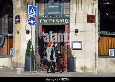 ©PHOTOPQR/l'EST REPUBLICAIN/Cedric JACQUOT ; Nancy ; 09/11/2020 ; CORONAVIRUS - COVID-19 - PANDEMIE - RECONFINEMENT - DEUXIEME VAGO - NANCY - VIDE - RESTAURANT FERME Deux femmes masquées passent devant la brasserie l'Excelsior second fermée durant. Nancy, le 9 novembre 2020. Foto ER/ Cédric Jacquot - 2020/11/11. Lockdown a Nancy, a est della Francia. Foto Stock