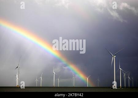 Turbine eoliche e un arcobaleno a Ijsselmeer, Olanda Foto Stock