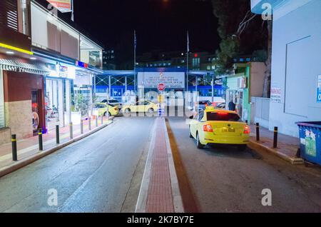 ©Pierre Berthuel / le Pictorium/MAXPPP - Pierre Berthuel / le Pictorium - 12/11/2020 - Grece / Attique / Athenes - Couvre feu Athenes / 12/11/2020 - Grecia / Attica / Atene - Curfew Atene Foto Stock