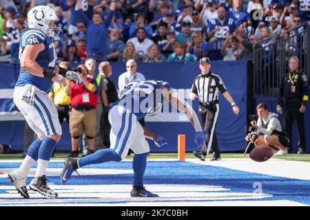 Indianapolis, Indiana, Stati Uniti. 16th Ott 2022. Indianapolis Colts Rrunning Back Deon Jackson (35) festeggia dopo aver segnato un touchdown durante la partita tra i Jacksonville Jaguars e gli Indianapolis Colts al Lucas Oil Stadium, Indianapolis, Indiana. (Credit Image: © Scott Stuart/ZUMA Press Wire) Foto Stock