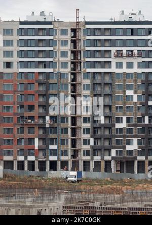 Costruzione di un edificio residenziale. Vista della facciata di un edificio incompiuto. Foto Stock