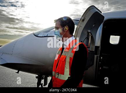 ©PHOTOPQR/LE PROGRES/Richard MOUILLAUD - Bron 16/11/2020 - 16/11/2020 Olivier Véran assiste à une nouvelle évacuation sanitaire -Olivier Véran ministre des Solidarités et de la Santé est venu ce lundi matin dans le Rhône. Peu avant 1O heures, il est arrivé à l'aéroport Lyon-Bron afin de rencontrer les équipes mobilisées pour l'organisation d'une nouvelle évacuation sanitaire liée au Covid-19. Les 2 personnes malades sont transportées par avion à la Rochelle Photo / Olivier Véran devant de l'avion sanitaire un Piaggio Avanti 2 de la compagnie Oyonnair - Bron, France, nov 16th 2020 - French Hea Foto Stock