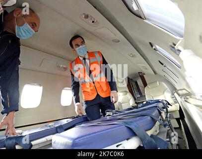 ©PHOTOPQR/LE PROGRES/Richard MOUILLAUD - Bron 16/11/2020 - 16/11/2020 Olivier Véran assiste à une nouvelle évacuation sanitaire -Olivier Véran ministre des Solidarités et de la Santé est venu ce lundi matin dans le Rhône. Peu avant 1O heures, il est arrivé à l'aéroport Lyon-Bron afin de rencontrer les équipes mobilisées pour l'organisation d'une nouvelle évacuation sanitaire liée au Covid-19. Les 2 personnes malades sont transportées par avion à la Rochelle Photo / Olivier Véran à l'intérieur de l'avion sanitaire un Piaggio Avanti 2 de la compagnie Oyonnair - Bron, Francia, nov 16th 2020 - Fr Foto Stock