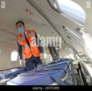 ©PHOTOPQR/LE PROGRES/Richard MOUILLAUD - Bron 16/11/2020 - 16/11/2020 Olivier Véran assiste à une nouvelle évacuation sanitaire -Olivier Véran ministre des Solidarités et de la Santé est venu ce lundi matin dans le Rhône. Peu avant 1O heures, il est arrivé à l'aéroport Lyon-Bron afin de rencontrer les équipes mobilisées pour l'organisation d'une nouvelle évacuation sanitaire liée au Covid-19. Les 2 personnes malades sont transportées par avion à la Rochelle Photo / Olivier Véran à l'intérieur de l'avion sanitaire un Piaggio Avanti 2 de la compagnie Oyonnair - Bron, Francia, nov 16th 2020 - Fr Foto Stock