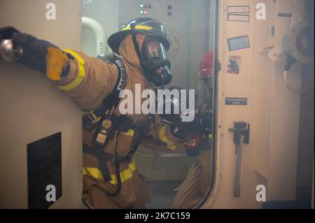 Un membro dell'equipaggio USCGC Hamilton (WMSL 753) combatte un incendio simulato durante un esercizio di controllo dei danni mentre è in corso nell'Oceano Atlantico, 15 ottobre 2022. Hamilton è in fase di implementazione pianificata negli Stati Uniti Naval Forces Europe area of Operations, impiegato dagli Stati Uniti Sesta flotta, per difendere gli interessi degli Stati Uniti, alleati e partner. (STATI UNITI Guardia costiera foto di Petty Officer 3rd Classe Alejandro Rivera) Foto Stock