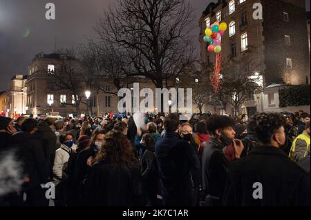 ©Laurent Paillier / le Pictorium/MAXPPP - Laurent Paillier / le Pictorium - 18/11/2020 - Francia / Parigi - CE 17 novembre une manifestation contre la proposition de loi 'securite globale' s'est tenue pres de l'Assemblee Nationale. CE texte souhaite encadrer la diffusion d'images des policiers et gendarmes avec l'article 24, Qui prevoit de penalizer d'un an de penitence et de 45000 euros d'amende la diffusion de 'l'image du visage ou tout autre element d'identification' d'un policier ou d'un gendarme en intervention / 18/11/2020 - Francia / Parigi - il 17 novembre una manifestazione contro la proposta Foto Stock