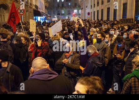 ©Laurent Paillier / le Pictorium/MAXPPP - Laurent Paillier / le Pictorium - 18/11/2020 - Francia / Parigi - CE 17 novembre une manifestation contre la proposition de loi 'securite globale' s'est tenue pres de l'Assemblee Nationale. CE texte souhaite encadrer la diffusion d'images des policiers et gendarmes avec l'article 24, Qui prevoit de penalizer d'un an de penitence et de 45000 euros d'amende la diffusion de 'l'image du visage ou tout autre element d'identification' d'un policier ou d'un gendarme en intervention / 18/11/2020 - Francia / Parigi - il 17 novembre una manifestazione contro la proposta Foto Stock