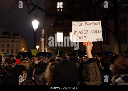 ©Laurent Paillier / le Pictorium/MAXPPP - Laurent Paillier / le Pictorium - 18/11/2020 - Francia / Parigi - CE 17 novembre une manifestation contre la proposition de loi 'securite globale' s'est tenue pres de l'Assemblee Nationale. CE texte souhaite encadrer la diffusion d'images des policiers et gendarmes avec l'article 24, Qui prevoit de penalizer d'un an de penitence et de 45000 euros d'amende la diffusion de 'l'image du visage ou tout autre element d'identification' d'un policier ou d'un gendarme en intervention / 18/11/2020 - Francia / Parigi - il 17 novembre una manifestazione contro la proposta Foto Stock