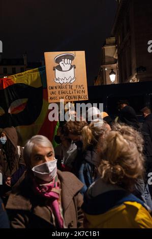 ©Laurent Paillier / le Pictorium/MAXPPP - Laurent Paillier / le Pictorium - 18/11/2020 - Francia / Parigi - CE 17 novembre une manifestation contre la proposition de loi 'securite globale' s'est tenue pres de l'Assemblee Nationale. CE texte souhaite encadrer la diffusion d'images des policiers et gendarmes avec l'article 24, Qui prevoit de penalizer d'un an de penitence et de 45000 euros d'amende la diffusion de 'l'image du visage ou tout autre element d'identification' d'un policier ou d'un gendarme en intervention / 18/11/2020 - Francia / Parigi - il 17 novembre una manifestazione contro la proposta Foto Stock