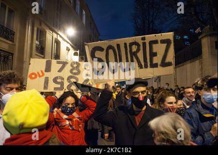©Laurent Paillier / le Pictorium/MAXPPP - Laurent Paillier / le Pictorium - 18/11/2020 - Francia / Parigi - CE 17 novembre une manifestation contre la proposition de loi 'securite globale' s'est tenue pres de l'Assemblee Nationale. CE texte souhaite encadrer la diffusion d'images des policiers et gendarmes avec l'article 24, Qui prevoit de penalizer d'un an de penitence et de 45000 euros d'amende la diffusion de 'l'image du visage ou tout autre element d'identification' d'un policier ou d'un gendarme en intervention / 18/11/2020 - Francia / Parigi - il 17 novembre una manifestazione contro la proposta Foto Stock